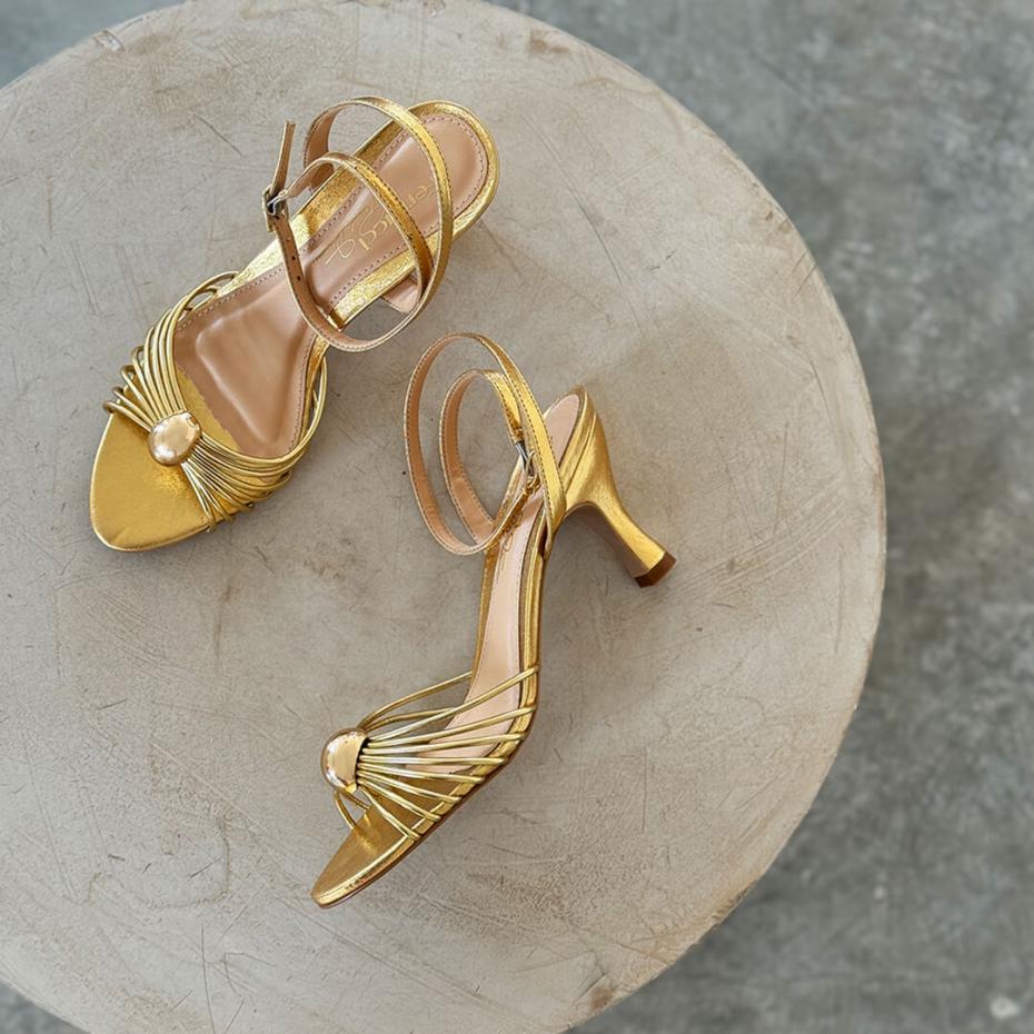 SANDÁLIA ENFEITE ABAULADO SALTO TAÇA