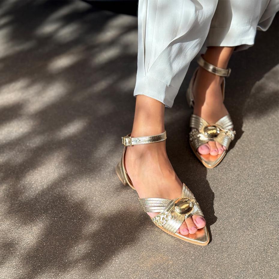 FLAT BICO FOLHA TRANÇADA METAL MARTELADO