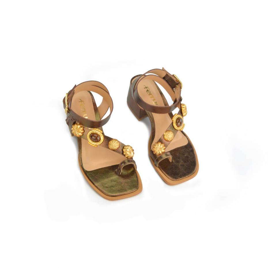 SANDÁLIA SALTO BLOCO BROCHES