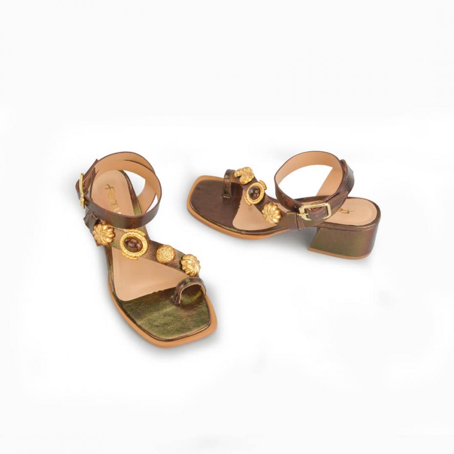 SANDÁLIA SALTO BLOCO BROCHES