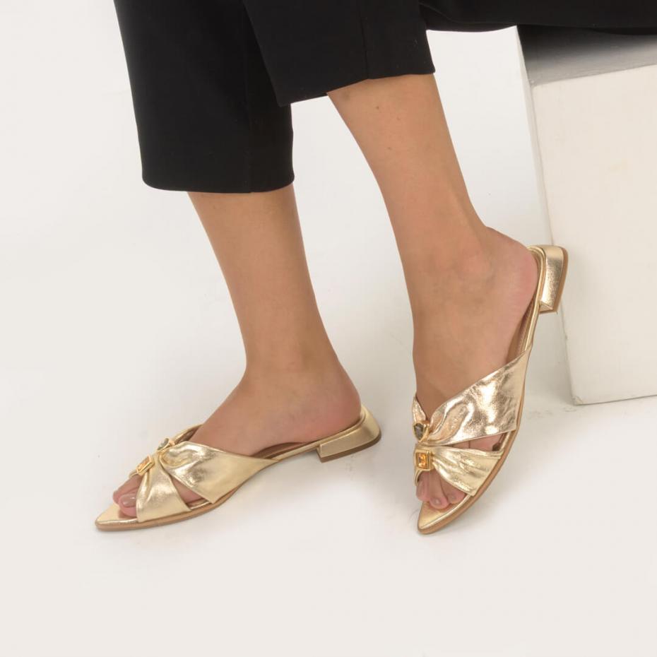 FLAT BICO FOLHA KITTEN HEEL PEDRAS