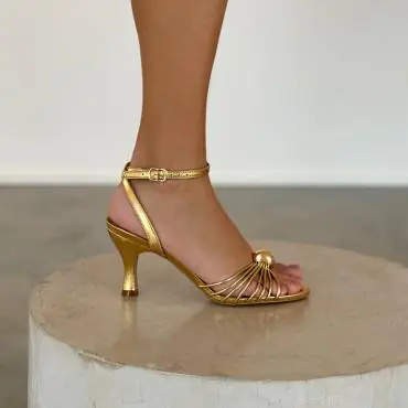 SANDÁLIA ENFEITE ABAULADO SALTO TAÇA