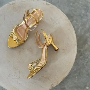 SANDÁLIA ENFEITE ABAULADO SALTO TAÇA