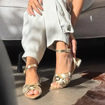 FLAT BICO FOLHA TRANÇADA METAL MARTELADO