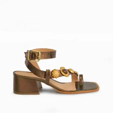 SANDÁLIA SALTO BLOCO BROCHES