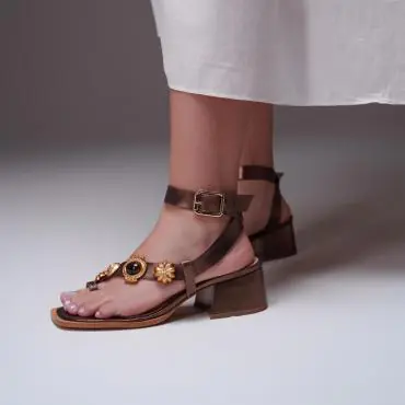 SANDÁLIA SALTO BLOCO BROCHES