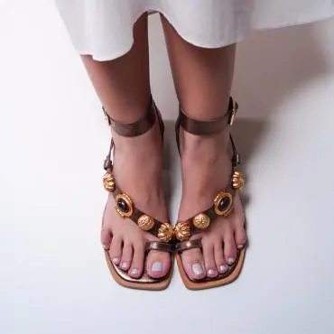 SANDÁLIA SALTO BLOCO BROCHES