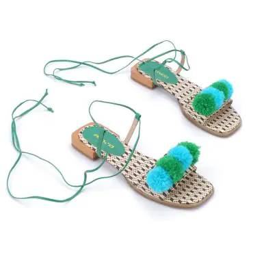 FLAT POMPONES